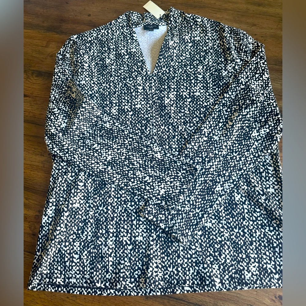 Talbots long sleeve top NWT size Petite XL. Back and white